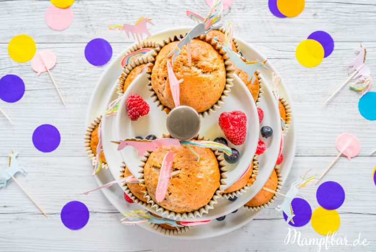 Einhorn-Muffins: leckeres Rezept für den Kindergeburtstag. Mehr gesunde Rezepte für Kinder findet ihr bei uns auf mampfbar.de