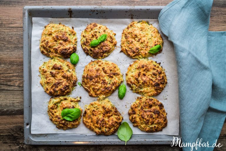 Zucchini-Bratlinge auf dem Backblech