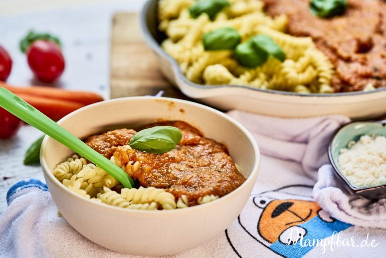 Wenn eure Kinder auch kleine Gemüseverweigerer sind, dann ist dieses einfache Tomatensoße Rezept genau das Richtige für euch. Klickt hier für das ganze Rezept und viele weitere leckere Ideen für eure ganze Familie.