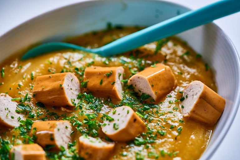 KarotteKartoffelsuppe mit Wienerwürstchen für kleine Kinder und die ganze Familie.