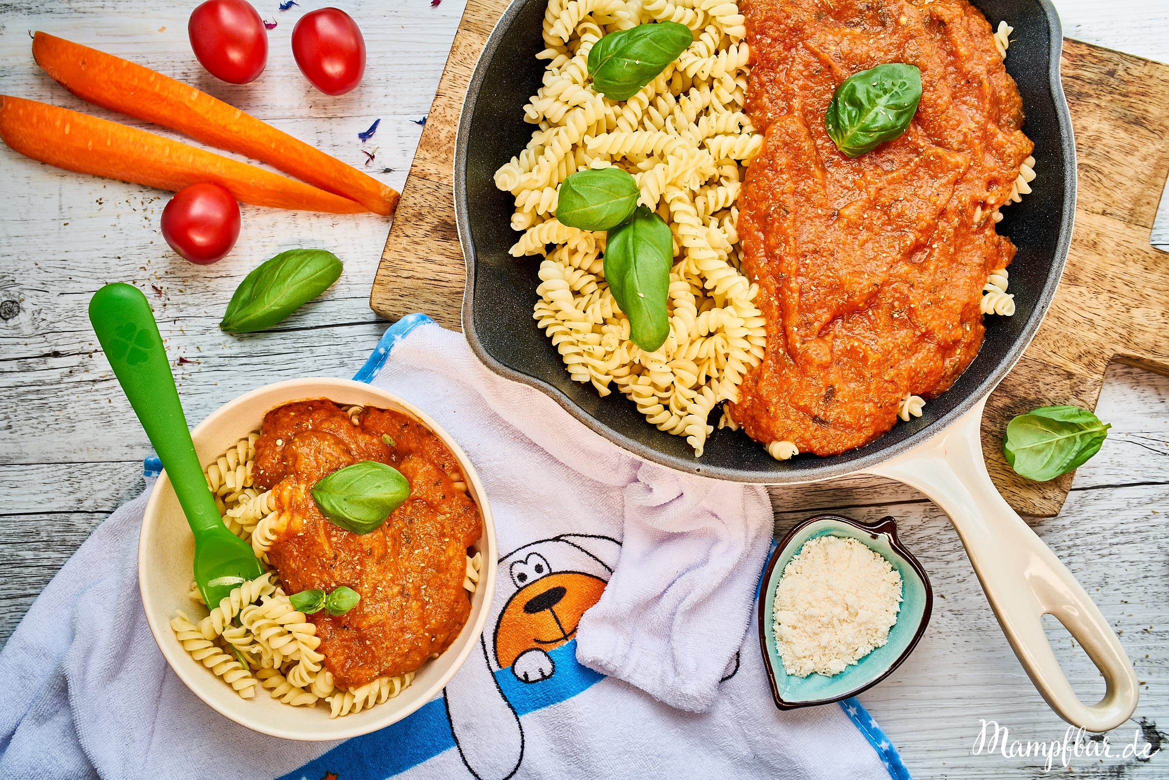 Wenn eure Kinder auch kleine Gemüseverweigerer sind, dann ist dieses einfache Tomatensoße Rezept genau das Richtige für euch. Klickt hier für das ganze Rezept und viele weitere leckere Ideen für eure ganze Familie.